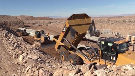 Construction-Workers-Build-Retaining-Wall,-El-Centro-1-Section-Of-Border-Wall-Near-Calexico,-Ca