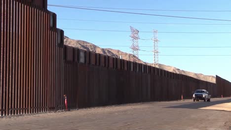 Grenzmauer-Mit-Mexiko-Höhenreduzierung-Zur-Aufnahme-Bestehender-Stromleitungen-Bei-Calexico,-Ca