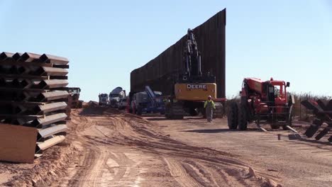 Trabajadores-De-La-Construcción-Y-Equipo-Pesado,-Muro-Fronterizo-El-Paso-1-Tramo-Del-Proyecto-Cerca-De-Deming,-Nuevo-Mexico