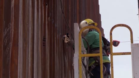 Los-Trabajadores-De-La-Construcción-Construyen-El-Muro-O-Barrera-Fronteriza-De-La-Política-De-Inmigración-De-Trump-Con-México,-Lukeville,-Arizona