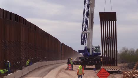 Bauarbeiter-Bauen-Trumps-Einwanderungspolitische-Grenzmauer-Oder-Schranke-Zu-Mexiko,-Lukeville,-Az