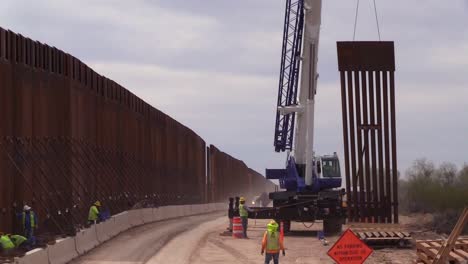 Los-Trabajadores-De-La-Construcción-Construyen-El-Muro-O-Barrera-Fronteriza-De-La-Política-De-Inmigración-De-Trump-Con-México,-Lukeville,-Arizona