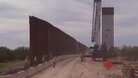 Bauarbeiter-Bauen-Trumps-Einwanderungspolitische-Grenzmauer-Oder-Schranke-Zu-Mexiko,-Lukeville,-Az