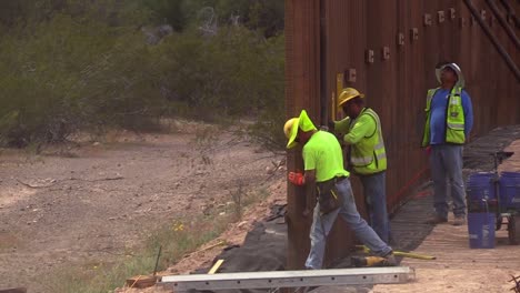 Los-Trabajadores-De-La-Construcción-Construyen-El-Muro-O-Barrera-Fronteriza-De-La-Política-De-Inmigración-De-Trump-Con-México,-Lukeville,-Arizona