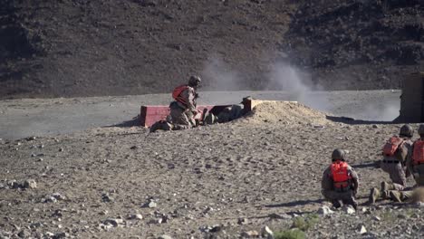 Los-Marines-Estadounidenses-Realizan-Un-Ataque-Del-Tamaño-De-Un-Pelotón-Durante-Un-Ejercicio-De-Entrenamiento-Integrado-En-El-Desierto,-Veintinueve-Palmeras,-Ca.