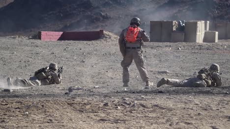 Los-Marines-Estadounidenses-Realizan-Un-Ataque-Del-Tamaño-De-Un-Pelotón-Durante-Un-Ejercicio-De-Entrenamiento-Integrado-En-El-Desierto,-Veintinueve-Palmeras,-Ca.