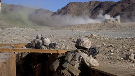 Los-Marines-Estadounidenses-Realizan-Un-Ataque-Del-Tamaño-De-Un-Pelotón-Durante-Un-Ejercicio-De-Entrenamiento-Integrado-En-El-Desierto,-Veintinueve-Palmeras,-Ca.