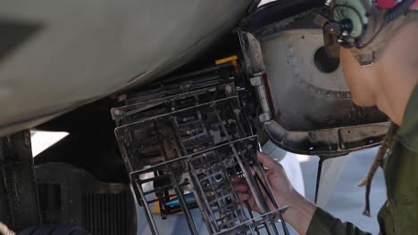 Los-Técnicos-De-Artillería-Del-Cuerpo-De-Marines-De-EE.-UU.-Retiran-Municiones-Del-Av-8b-Harrier-Ii,-Estación-Aérea-De-Yuma,-Arizona