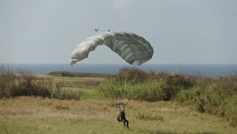 La-Fuerza-De-Incursión-Marítima-De-Los-Marines-De-EE.-UU.-Realiza-Saltos-De-Gran-Altitud-Y-Ejercicios-De-Caída-De-Precisión-Le-Shima,-Okinawa,-Japón