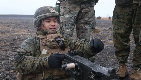 Infantes-De-Marina-Estadounidenses,-31.a-Unidad-Expedicionaria-Conduce-Fuego-Real-Con-Armas-Pequeñas,-Entrenamiento-Con-Armas-Militares,-Campamento-Fuji,-Japón