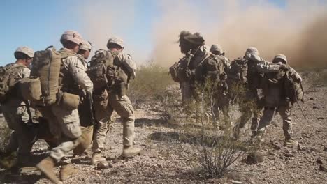 US-Marines-Führen-Eine-Militärische-Trainingsübung-Mit-Mv-22b-Fischadler-In-Der-Wüste-In-Der-Nähe-Von-Yuma,-Arizona-Durch