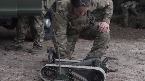 Ejercicio-De-Entrenamiento-De-Técnicos-De-Desactivación-De-Artefactos-Explosivos-De-La-Marina-De-Los-EE.-UU.-Utilizando-Robots-Difusores-De-Bombas,-Norfolk,-Virginia