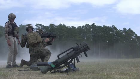 Us-Marines-Militär-Live-Fire-Trainingsübung-M3e1-Panzerabwehr,-Antipersonen-waffensystem,-Camp-Lejeune-Va