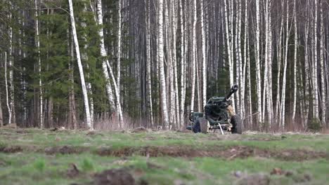 Soldaten-Der-US-Armee-Führen-Eine-Baltische-Luftangriffs-Trainingsoperation-Durch,-An-Der-Soldaten-Des-NATO-Landes,-Tapa,-Estland,-Beteiligt-Sind