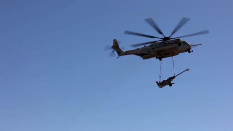 Us-Marines-Sikorsky-Ch-53e-Super-Stallion-Hubschrauber-Liefert-Schwere-Waffen-Und-Soldaten,-Militärische-übung