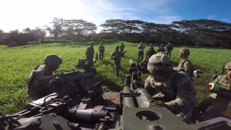 Soldados-Del-Ejército-Estadounidense-Cargan,-Disparan-Y-Limpian-El-Cañón-De-Un-Obús-M777-Durante-Un-Ejercicio-De-Asalto-Militar,-Hawaii