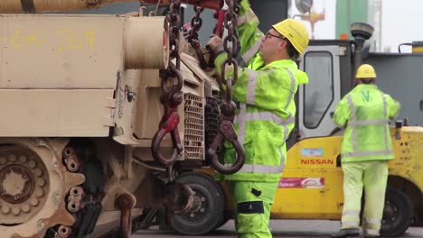 La-Brigada-De-Transporte-598-Supervisa-La-Carga-De-Un-Tanque-M1a2-Abrams-En-Una-Barcaza-Baja-En-Vlissingen,-Países-Bajos