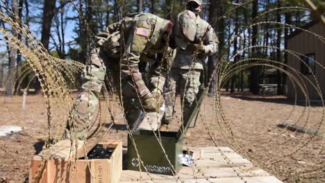 Soldaten-Der-174.-Infanterie-Brigade-Der-US-Armee-Führen-Eine-Trainingsübung-Mit-Pyrotechnischen-Kanistern-Und-Granaten-Durch