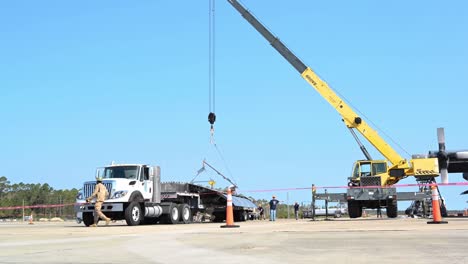 Zeitraffer,-Gespenstisches-Kanonenschiff-Ac-130u-Im-Ruhestand,-Das-Zu-Einem-Flugzeugausstellungspark-In-Hurlburt-Field,-Florida,-Geschleppt-Wird