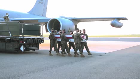 Us-Marine-Corps-Carry-Team-Transportiert-Die-Überreste-Von-Marine-Sgt.-Amanda-N-Brazeal,-Luftwaffenstützpunkt-Dover,-Delaware