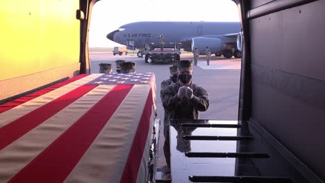 El-Equipo-De-Transporte-Del-Cuerpo-De-Marines-Estadounidense-Transfiere-Los-Restos-Del-Sargento-Marino-Amanda-N-Brazeal,-Base-Aérea-De-Dover,-Delaware