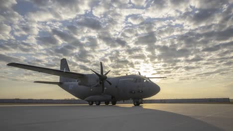 Un-Piloto-Y-La-Tripulación-Inspeccionan-Un-Avión-De-Carga-Espartano-C27-De-La-Fuerza-Aérea-Lituana,-Ejercicio-De-Aleación-Ramstein-De-La-Región-Báltica