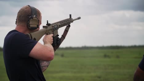 Marinero-De-La-Guardia-Costera-Estadounidense-Apunta-Y-Dispara-Un-Arma-Automática-Un-Ejercicio-De-Entrenamiento-De-Tiro-Antinarcóticos,-Fl.