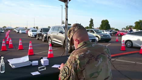 Die-Nationalgarde-Von-Arizona-Verwaltet-Drive-Thru-Covid-19-Pandemie-Impfstoffe,-Impfungen-Und-Impfungen