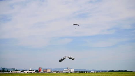 353º-Grupo-De-Operaciones-Especiales-Aterriza-Durante-Un-Ejercicio-De-Entrenamiento-De-Paracaídas-De-Halo-De-Apertura-Baja-Y-Gran-Altitud,-Japón