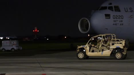 Soldados-De-Operaciones-Especiales-Cargan-Vehículos-Todo-Terreno-En-Un-Avión-De-Transporte-De-Carga-Durante-El-Ejercicio-Gryphon-Jet,-Base-Aérea-De-Yokota