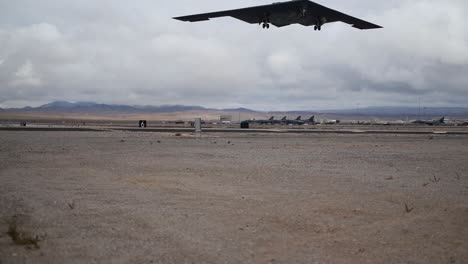 Flying-Wing-Northrop-B-2-Spirit-Stealth-Bombers,-El-Bombardero-Estratégico-Pesado-De-Estados-Unidos,-Despega-De-Una-Pista