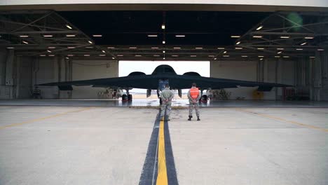 Un-Bombardero-Furtivo-Northrop-B-2-Spirit-De-Ala-Voladora-Prueba-Sus-Flaps-Mientras-Está-Parado-En-Un-Hangar-De-Avión