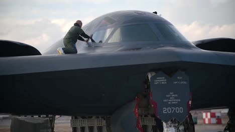 Un-Equipo-De-Tierra-Del-Bombardero-Sigiloso-Northrop-B-2-Spirit-Inspecciona-Y-Mantiene-La-Superficie-Del-Bombardero-A-Reacción-Estratégico