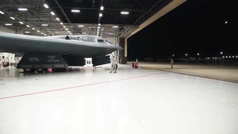 Un-Bombardero-Sigiloso-Northrop-B-2-Spirit-Viaja-En-Taxi-Por-Una-Pista-Y-Se-Estaciona-En-Un-Hangar-Para-El-Mantenimiento-De-La-Tripulación-De-Tierra