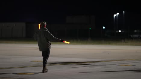 48Th-Fighter-Wing-Ground-Crew-Directs-A-Fighter-Jet-Pilot-To-A-Parking-Spot,-Royal-Air-Force-Lakenhealth,-England