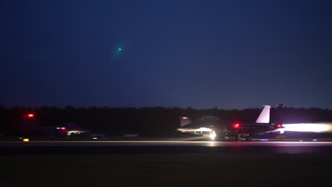 Imágenes-Dramáticas,-Operaciones-Nocturnas-De-Entrenamiento-Militar-Del-Ala-48-De-Combate,-Royal-Air-Force-Lakenhealth,-Inglaterra