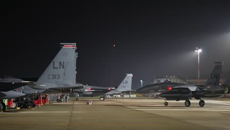 Imágenes-Dramáticas,-Operaciones-Nocturnas-De-Entrenamiento-Militar-Del-Ala-48-De-Combate,-Royal-Air-Force-Lakenhealth,-Inglaterra