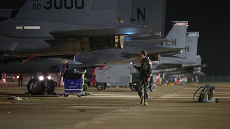 48th-Fighter-Wing-Fighter-Jet-Pilots-Realiza-Una-Inspección-Visual-De-Un-Avión-Royal-Air-Force-Lakenhealth,-Inglaterra