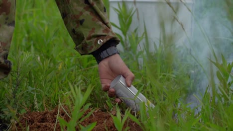 Soldat-Der-Japanischen-Bodenselbstverteidigungstruppe-(jgsdf)-Zündet-Eine-Rauchgranate-An,-Um-Einen-Fallschirmjägersprung-Auf-Dem-Luftwaffenstützpunkt-Yokota,-Japan,-Vorzubereiten