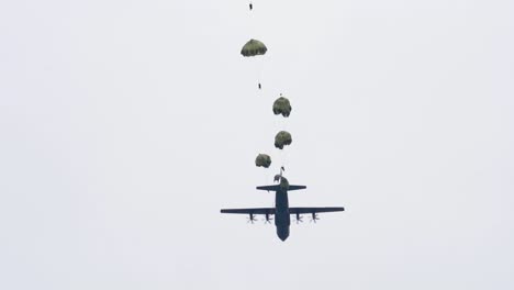 Zeitlupe,-Japanischer-Bodenselbstverteidigungstrupp-(jgsdf)-Fallschirmjäger-Statischer-Linientrainingssprung,-36.-Luftbrückenflügel-C-130js-Auf-Dem-Luftwaffenstützpunkt-Yokota,-Japan