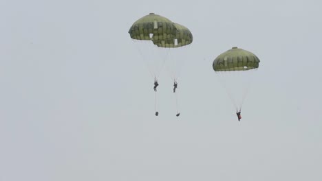 Cámara-Lenta,-Salto-De-Entrenamiento-De-Línea-Estática-De-Paracaidista-De-La-Fuerza-De-Autodefensa-Terrestre-Japonesa-(jgsdf),-36th-Airlift-Wing-C-130js-En-La-Base-Aérea-De-Yokota,-Japón