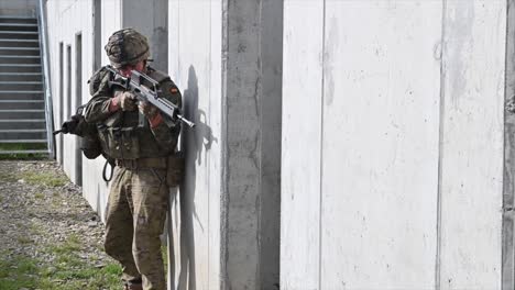 Las-Fuerzas-Especiales-Y-La-Infantería-Rumanas,-Turcas-Y-Españolas-Participan-En-Un-Ejercicio-De-Entrenamiento-De-Combate-Urbano-Durante-El-Ejercicio-Defensor-Firme