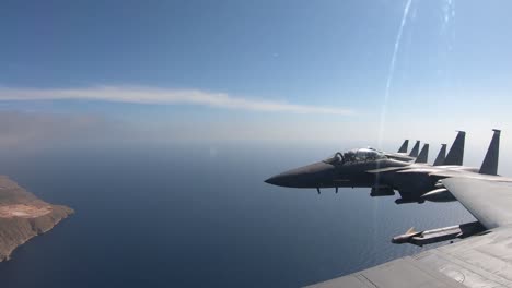 Las-águilas-De-Ataque-F-15e-Del-Ala-De-Combate-48-De-La-Fuerza-Aérea-De-Los-Estados-Unidos-Vuelan-Sobre-Las-Islas-Griegas-Y-El-Mediterráneo,-Apoyando-El-Ejercicio-Militar-La-Ira-De-Poseidón