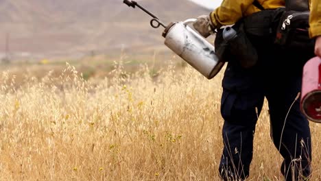 El-Departamento-De-Bomberos-De-Camp-Pendleton-Enciende-La-Maleza-Durante-Una-Quema-Prescrita-Como-Medida-Preventiva-Para-Reducir-El-Riesgo-De-Grandes-Incendios-Forestales,-California