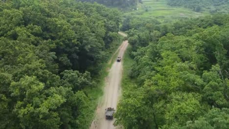 Imágenes-Aéreas-De-Drones-De-Humvees-25-Soldados-Del-Batallón-De-Transporte-Practican-Disparar-Objetivos,-Convoy-Ejercicio-De-Entrenamiento-De-Fuego-De-Ametralladora-En-Vivo,-Corea