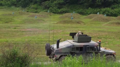 Luftdrohnenaufnahmen-Von-Humvees-25.-Transportbataillonssoldaten-üben-Das-Schießen-Von-Zielen,-Konvoi-Live-Maschinengewehrfeuer-Trainingsübung,-Korea