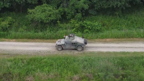 Luftdrohnenaufnahmen-Von-Humvees-25.-Transportbataillonssoldaten-üben-Das-Schießen-Von-Zielen,-Konvoi-Live-Maschinengewehrfeuer-Trainingsübung,-Korea