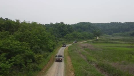 Imágenes-Aéreas-De-Drones-De-Humvees-25-Soldados-Del-Batallón-De-Transporte-Practican-Disparar-Objetivos,-Convoy-Ejercicio-De-Entrenamiento-De-Fuego-De-Ametralladora-En-Vivo,-Corea