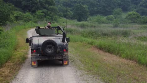 Imágenes-Aéreas-De-Drones-De-Humvees-25-Soldados-Del-Batallón-De-Transporte-Practican-Disparar-Objetivos,-Convoy-Ejercicio-De-Entrenamiento-De-Fuego-De-Ametralladora-En-Vivo,-Corea