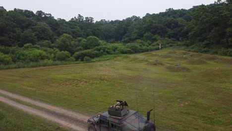 Imágenes-Aéreas-De-Drones-De-Humvees-25-Soldados-Del-Batallón-De-Transporte-Practican-Disparar-Objetivos,-Convoy-Ejercicio-De-Entrenamiento-De-Fuego-De-Ametralladora-En-Vivo,-Corea